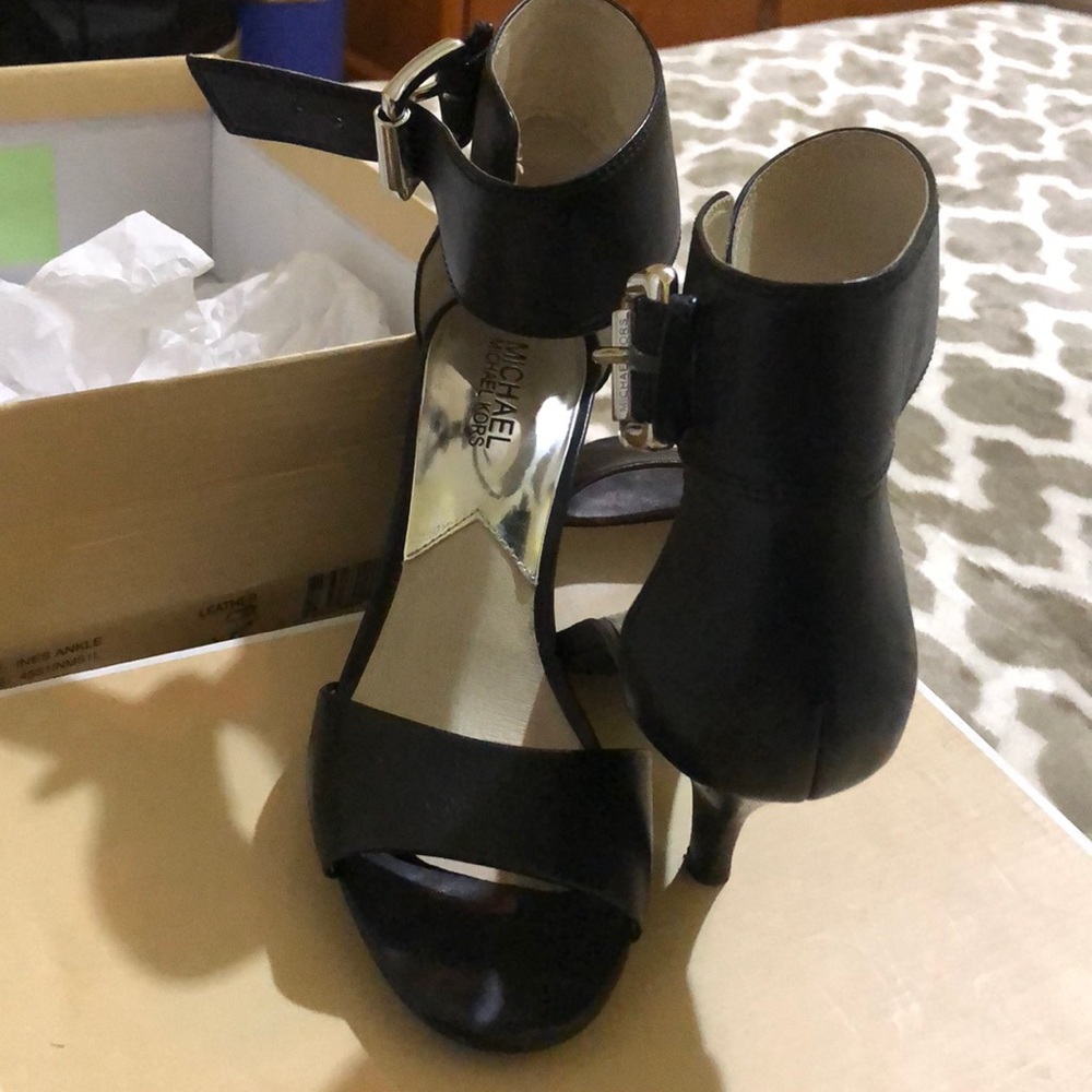 Shoes - Picture 3 of 4